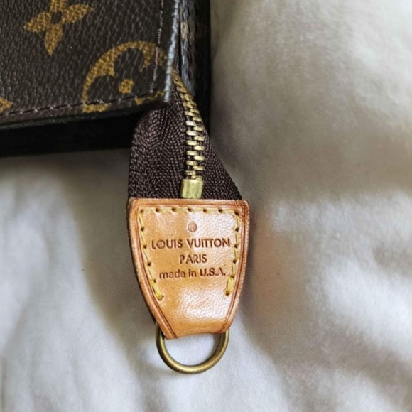 Louis Vuitton Pouch. Inside is tacky and zipper is not smooth - Picture 4 of 6